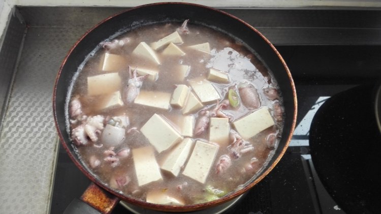 小墨斗鱼炖豆腐步骤7