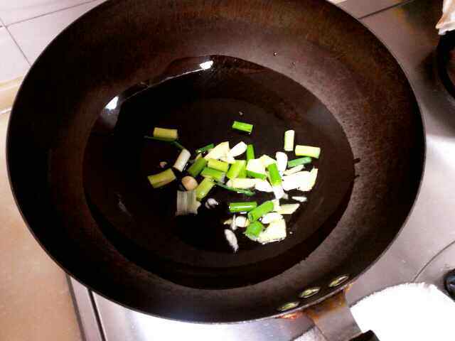 鱼腩毛豆香菇干步骤2