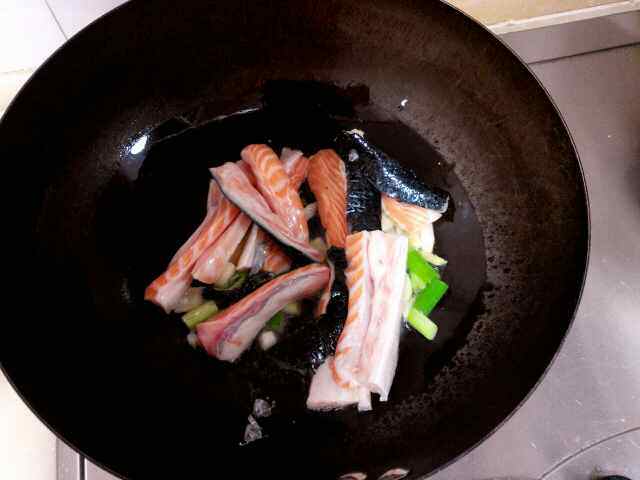 鱼腩毛豆香菇干步骤3