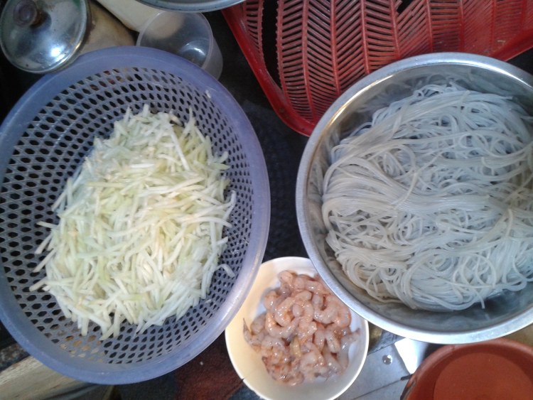 虾仁葫芦炒黑粉丝步骤1