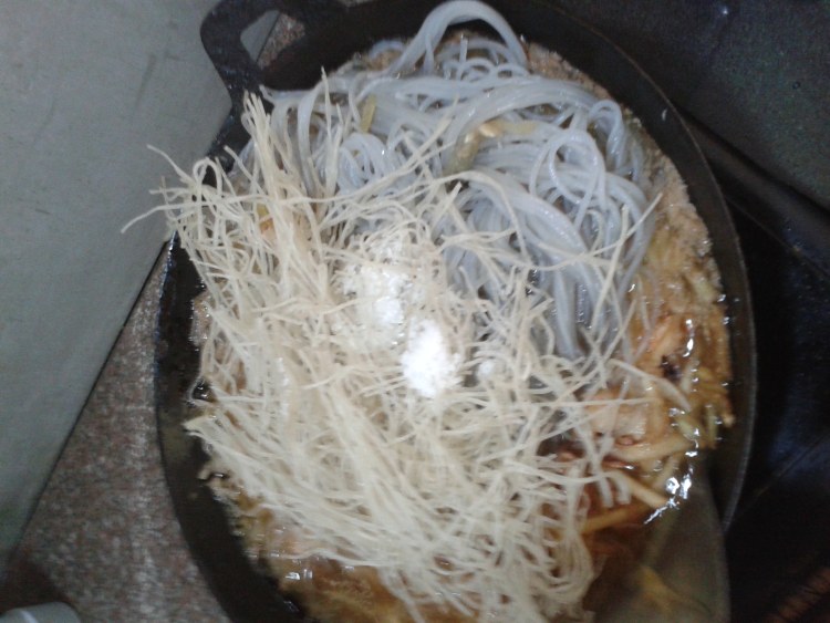 虾仁葫芦炒黑粉丝步骤6