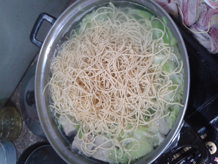 龙利鱼卷心菜煮面汤步骤4