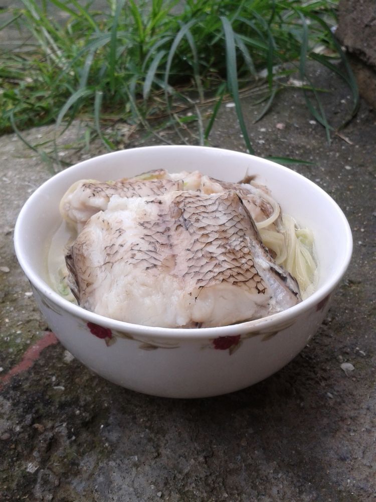 龙利鱼卷心菜煮面汤步骤6