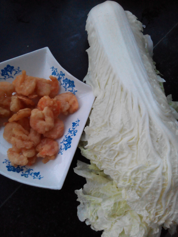 白菜炒炸虾仁步骤1
