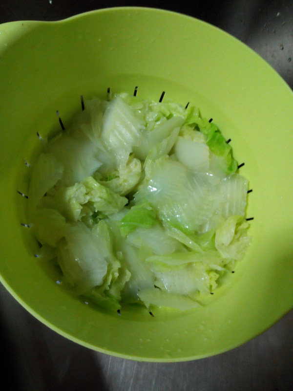 白菜炒炸虾仁步骤8