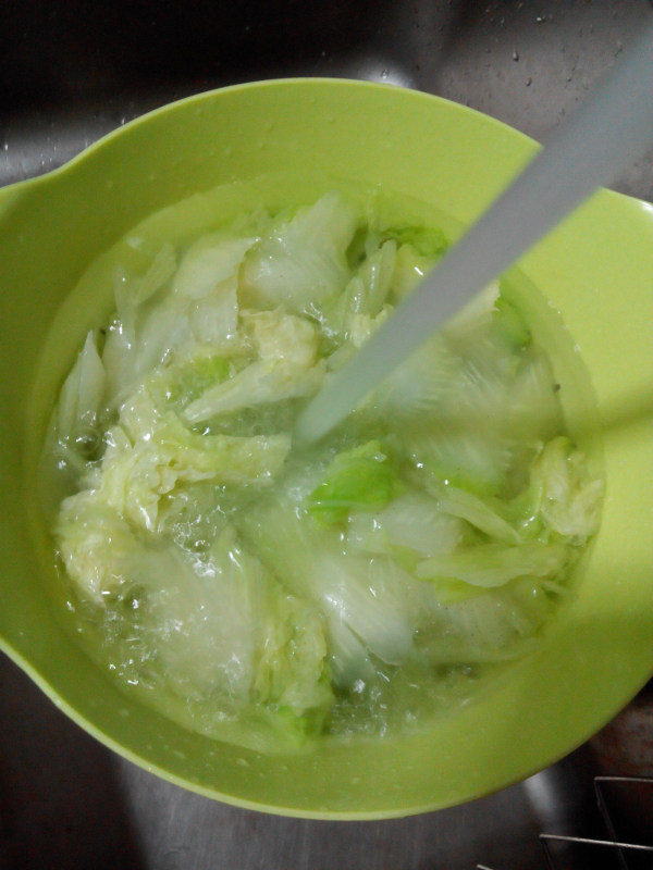 白菜炒炸虾仁步骤7