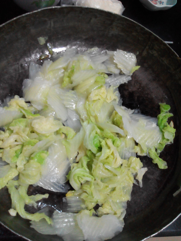 白菜炒炸虾仁步骤10