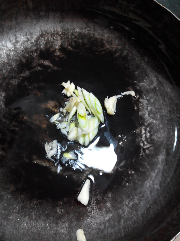 白菜炒炸虾仁步骤9
