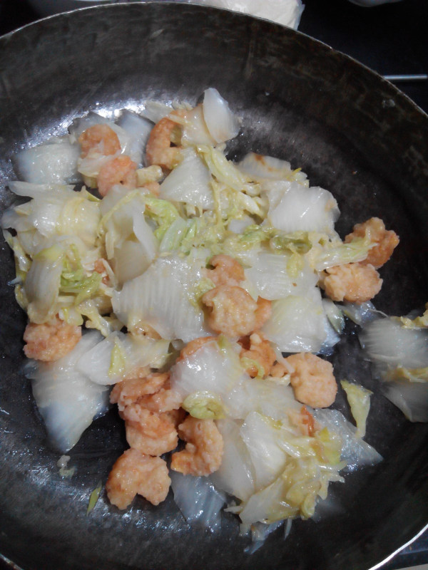 白菜炒炸虾仁步骤12