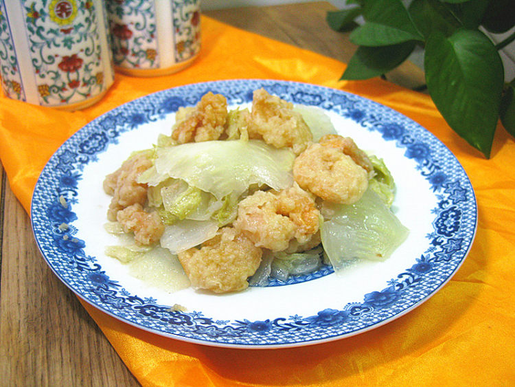 白菜炒炸虾仁步骤13