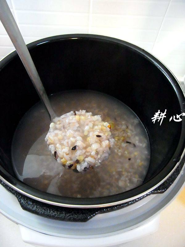 鲜虾十八谷粥步骤4