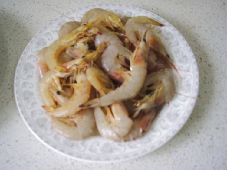 蒜味糖醋虾步骤1