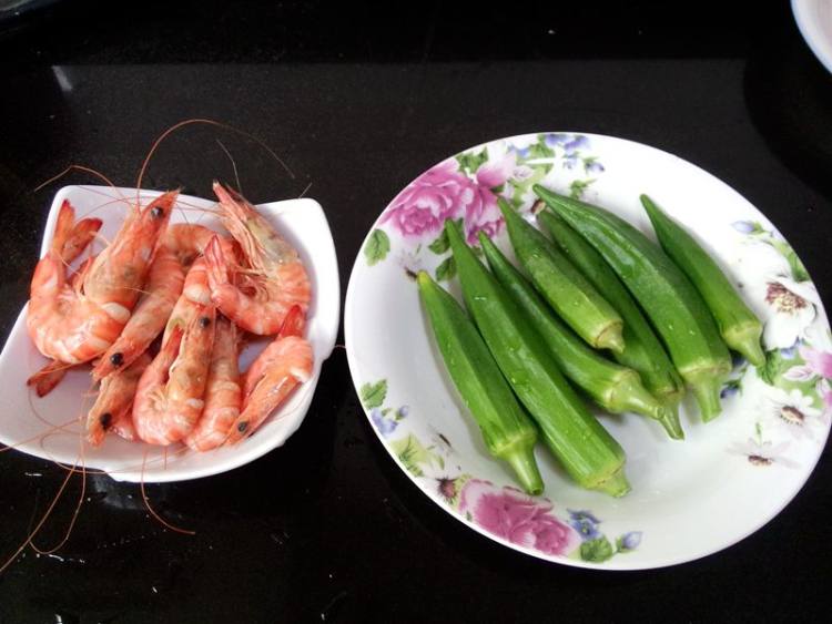 虾仁炒秋葵步骤1