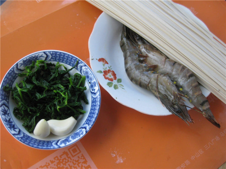 芹香鲜虾汤面步骤1