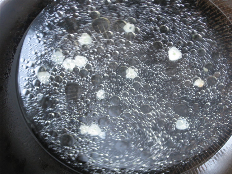 芹香鲜虾汤面步骤3
