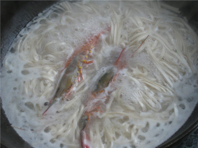 芹香鲜虾汤面步骤5