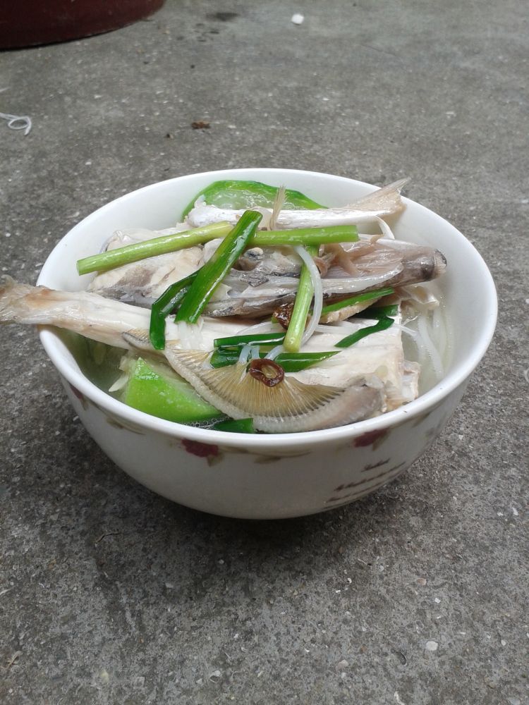 韭菜扒皮鱼煮米粉汤步骤6