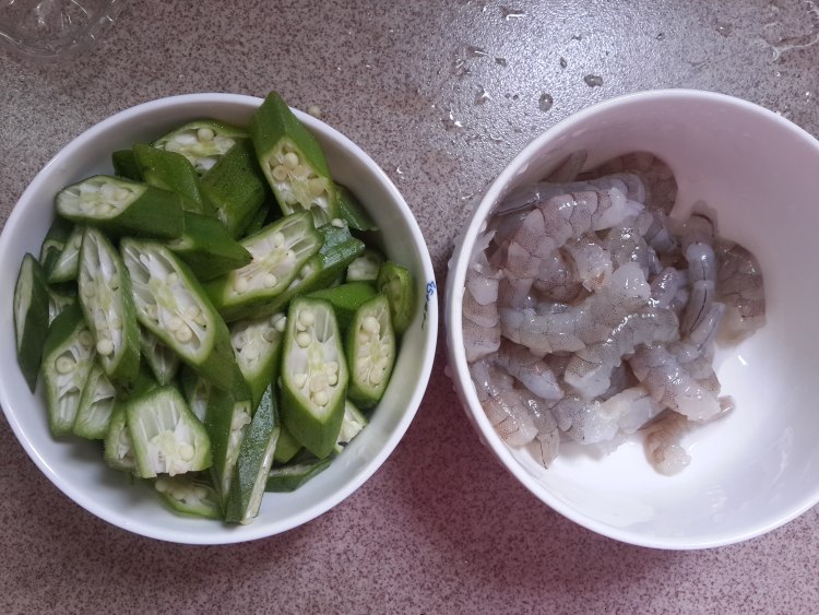 秋葵炒虾仁步骤1