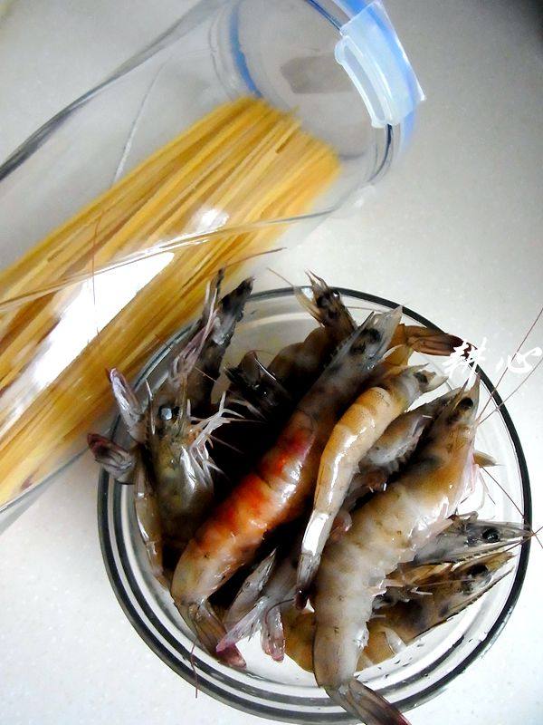 鲜虾意粉汤步骤1