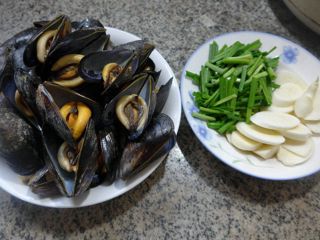 韭菜茭白炒淡菜步骤1