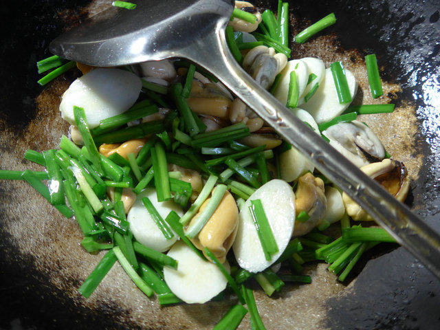 韭菜茭白炒淡菜步骤4