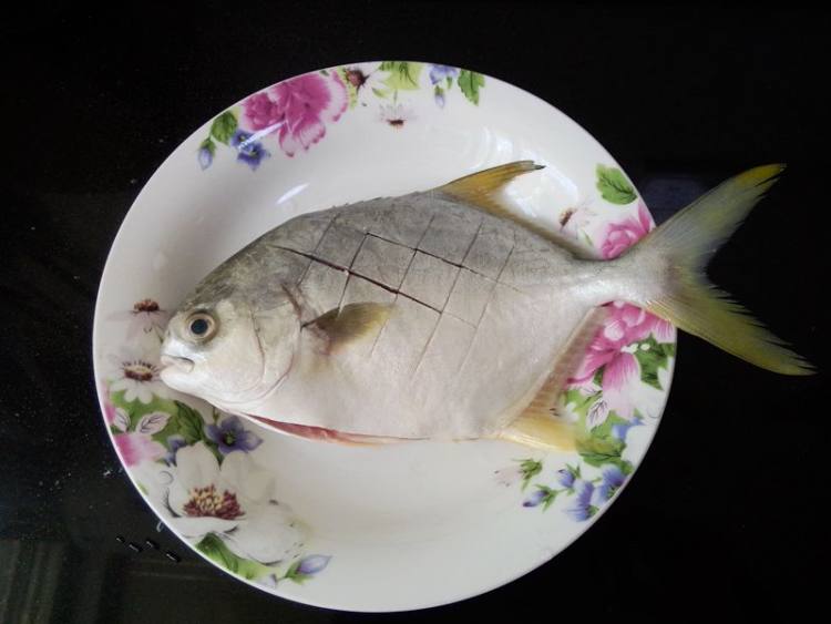 海鲜酱烧金鲳鱼步骤2