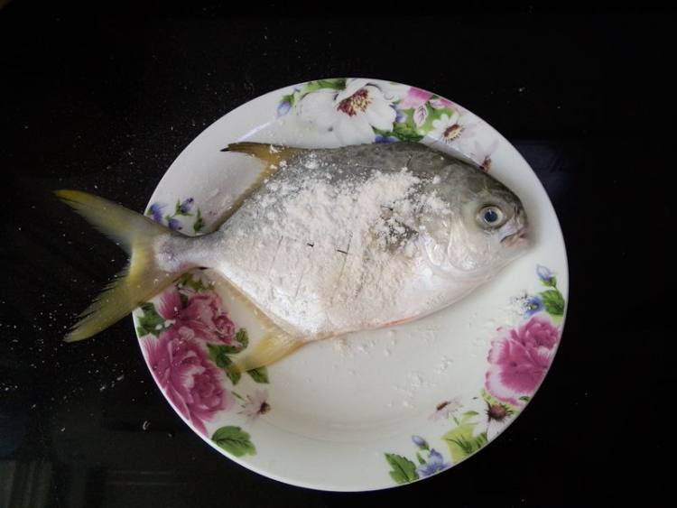 海鲜酱烧金鲳鱼步骤3