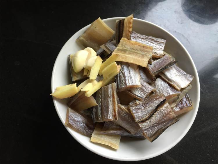 毛豆鳗鱼干步骤1