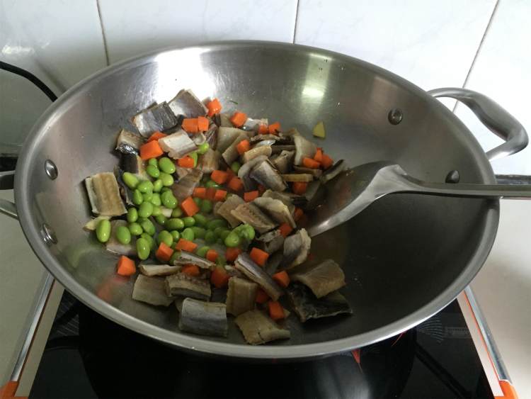 毛豆鳗鱼干步骤5
