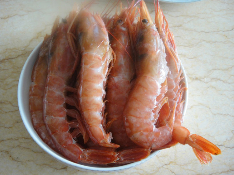 柠香蒜蓉蒸红虾步骤1