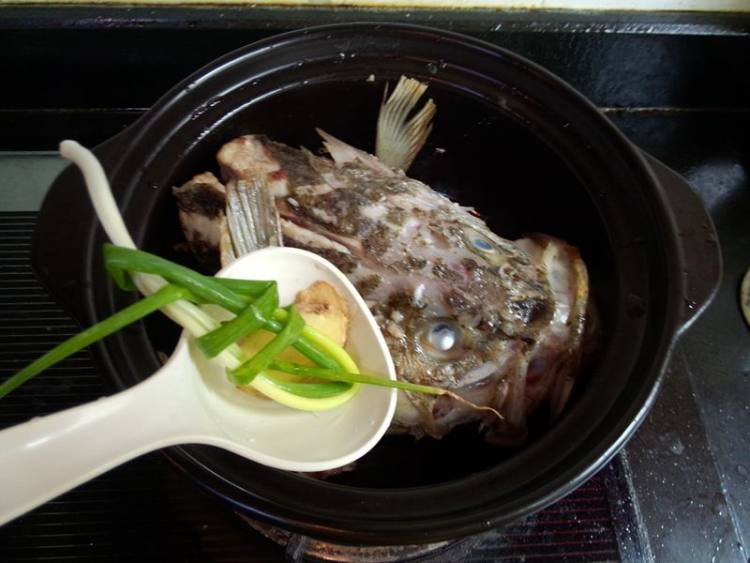 茄汁海鲈鱼头砂锅煲步骤5