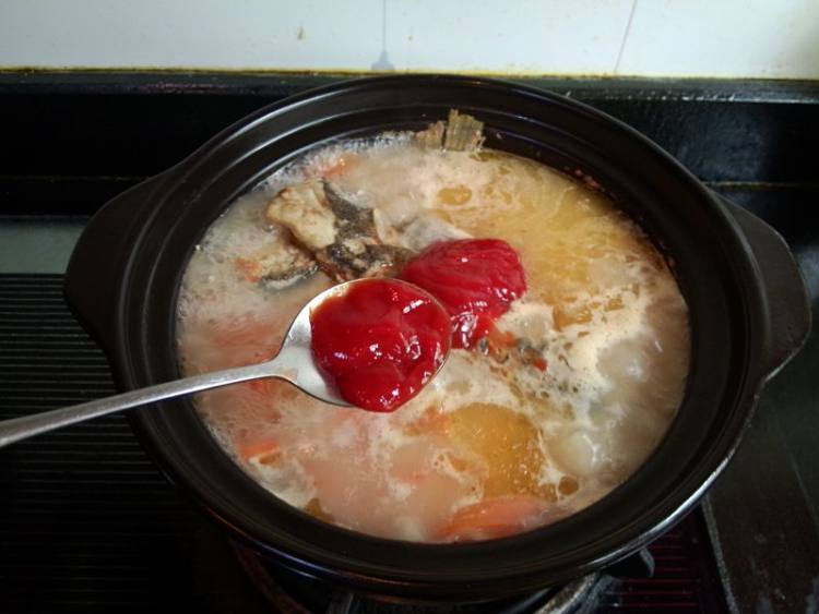 茄汁海鲈鱼头砂锅煲步骤8
