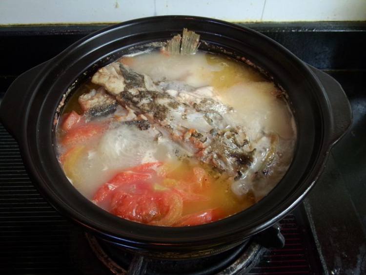 茄汁海鲈鱼头砂锅煲步骤7