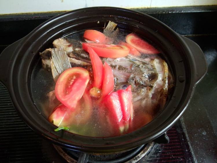 茄汁海鲈鱼头砂锅煲步骤6