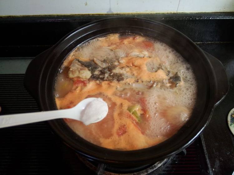 茄汁海鲈鱼头砂锅煲步骤9