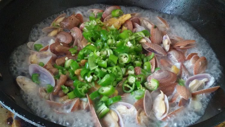 紫苏花蛤炒咸鸡脚步骤6