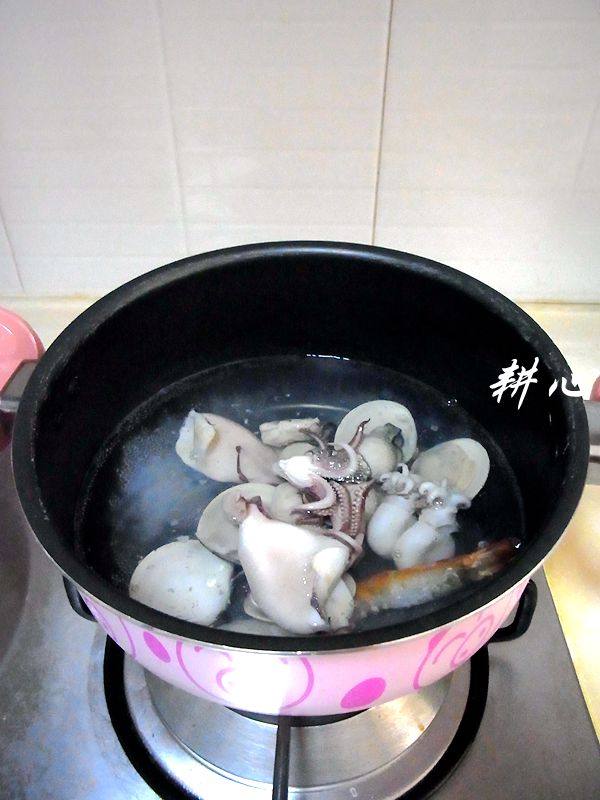 杂锦海鲜荞麦面步骤4