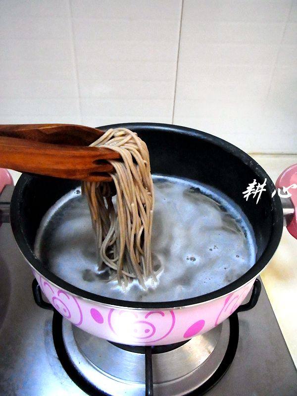 杂锦海鲜荞麦面步骤3