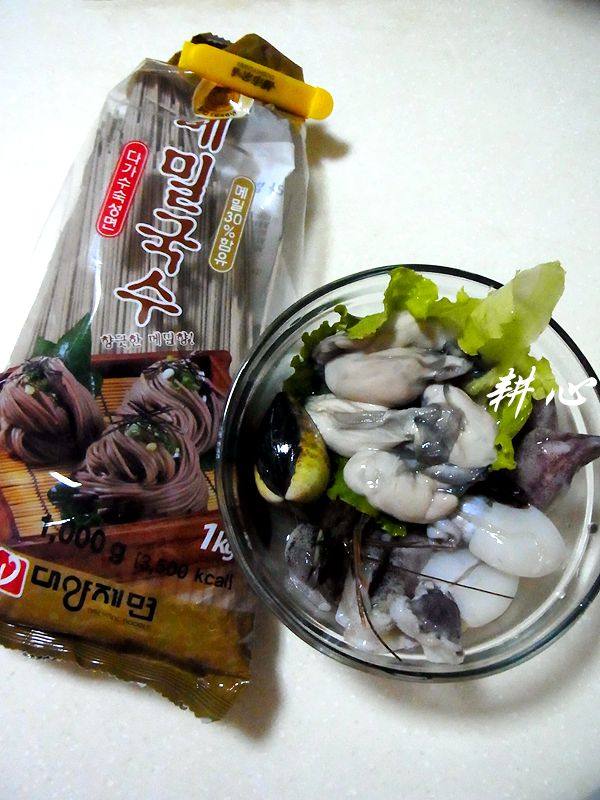 杂锦海鲜荞麦面步骤1