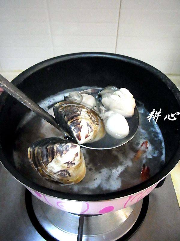 杂锦海鲜荞麦面步骤7