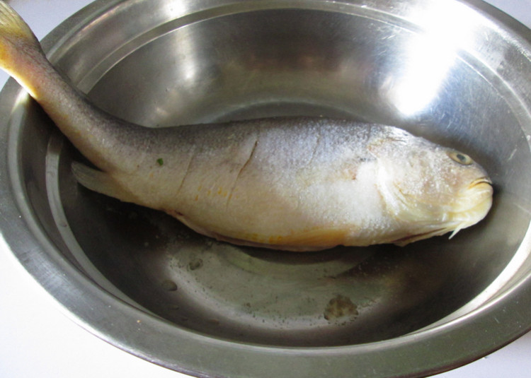 大蒜烧黄鱼步骤2