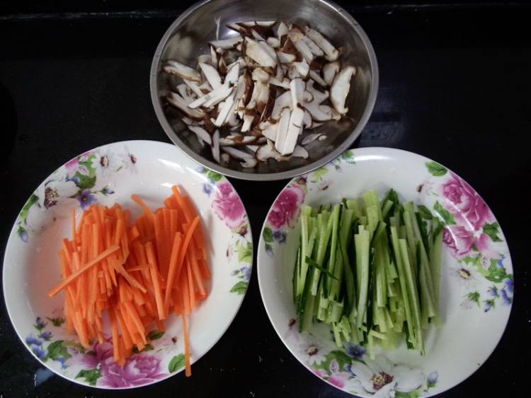 【手工美食】时蔬虾仁步骤2