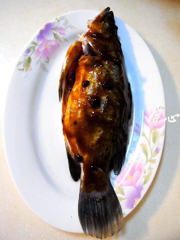 酸梅酱蒸海鱼步骤2
