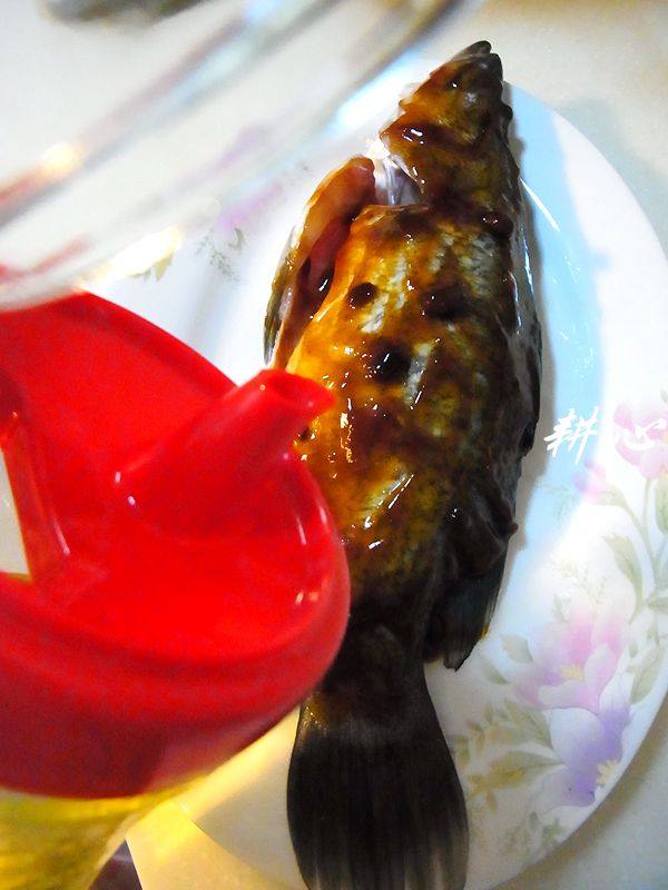 酸梅酱蒸海鱼步骤3