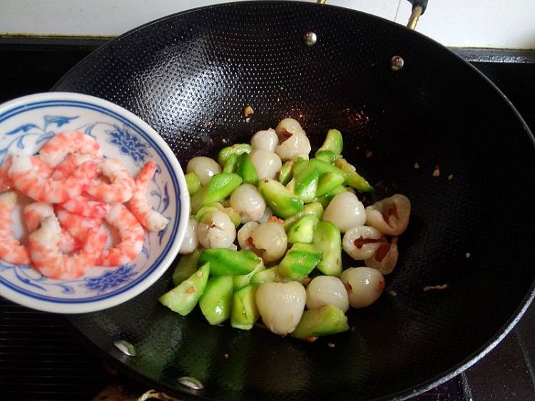 荔枝虾仁炒丝瓜步骤9