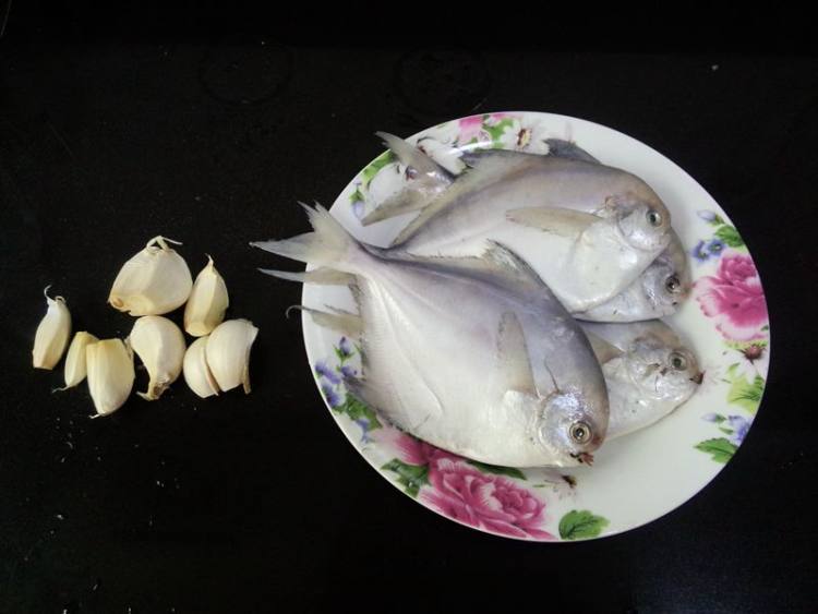 蒜子红烧小鲳鱼步骤1