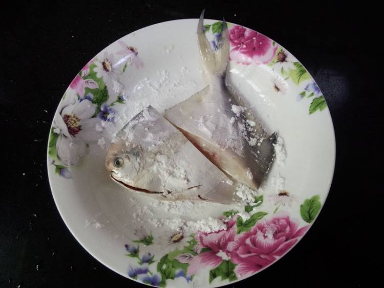 蒜子红烧小鲳鱼步骤2