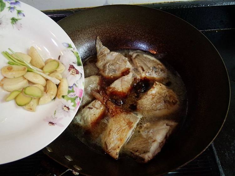 蒜子红烧小鲳鱼步骤8