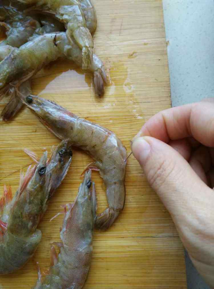豆瓣酱焖虾步骤2