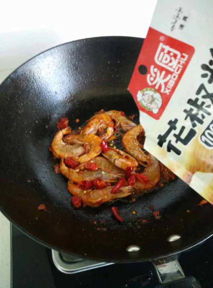 豆瓣酱焖虾步骤8